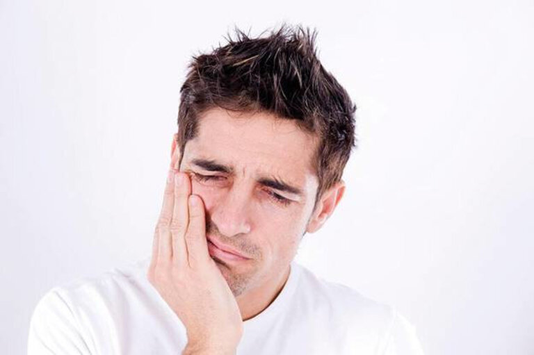 Đau ở trong và xung quanh tai, đau một bên hoặc cả hai bên là một trong những biểu hiện thường gặp của viêm khớp thái dương hàm.