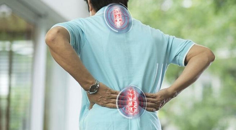 Khi bị vôi hóa cột sống, tình trạng đau nhức có thể bắt đầu ở các đốt sống cổ hoặc thắt lưng. Sau đó nó lan ra tứ chi.