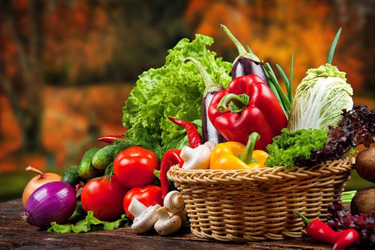 Bổ sung vào chế độ ăn uống các loại rau xanh và hoa quả tươi giúp nâng cao sức đề kháng cho cơ thể