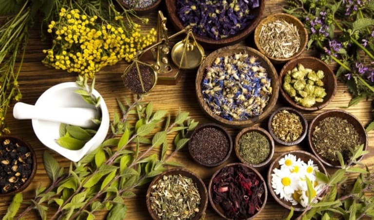 Cách cách chữa hắc lào dân gian thường có chi phí rẻ, dễ thực hiện nhưng cần kiên trì sử dụng một thời gian mới có hiệu quả.
