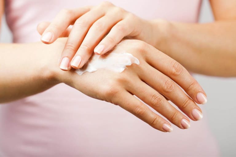 Khi bị viêm da cơ địa, bạn nên dùng vaseline hoặc tinh dầu từ thiên nhiên dể dưỡng ẩm, hạn chế ngứa và xóa sẹo trên da.