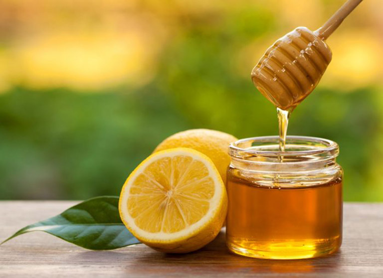 Uống hỗn hợp mật ong và nước cốt chanh hỗ trợ điều trị viêm da cơ địa