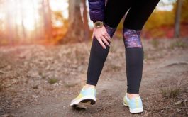 Có nên đi bộ khi bị tràn dịch khớp gối?