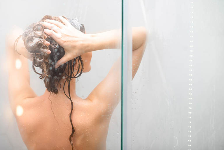 Tránh tắm nước nóng giúp khắc phục da khô