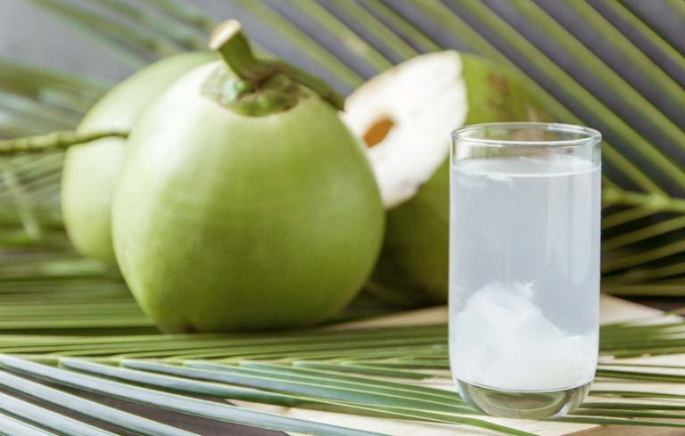 Đau bụng kinh uống nước dừa