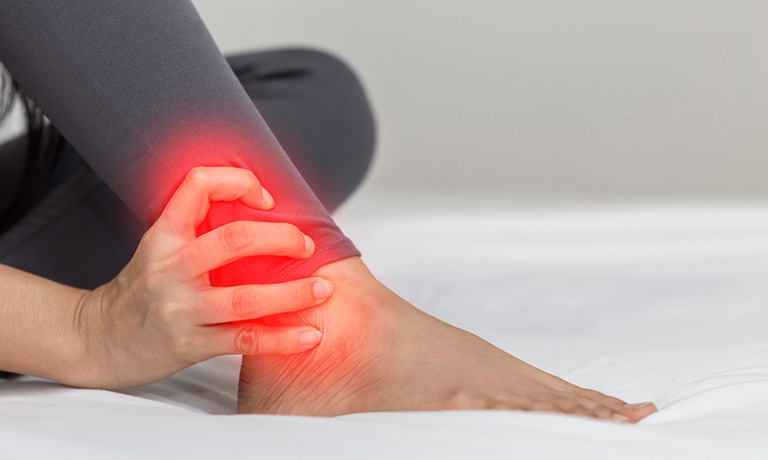 Đau khớp cổ chân sau khi ngủ dậy có thể là dấu hiệu của một số bệnh lý về xương khớp