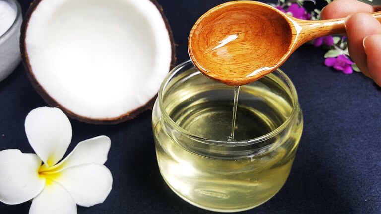 Sử dụng dầu dừa, tinh dầu thiên nhiên hoặc kem dưỡng ẩm để chăm sóc da khi bị á sừng.