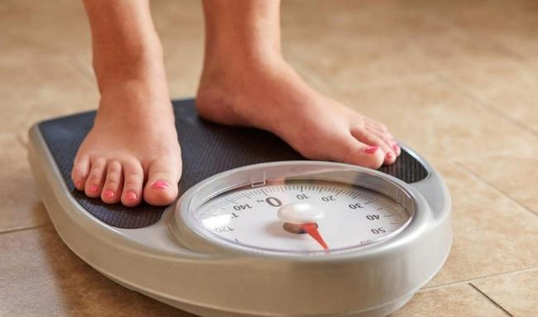 Duy trì cân nặng hợp lý giúp phòng tránh tình trạng đau khớp háng sau khi ngủ dậy