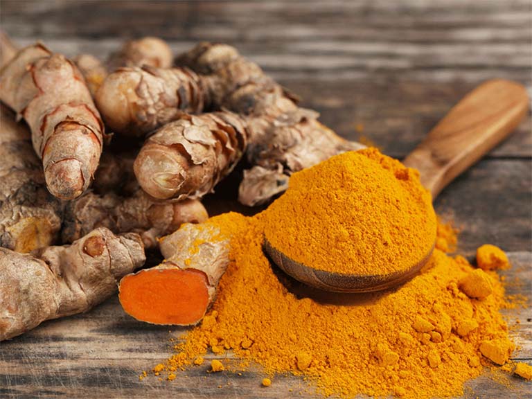 Nhờ thành phần curcumin có trong nghệ mà loại thảo dược này được sử dụng để làm thuốc trị tràn dịch khớp gối