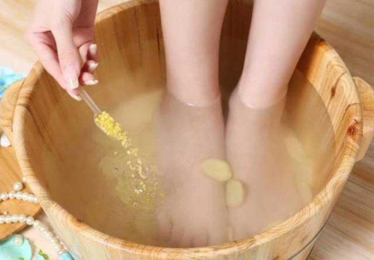 Ngâm chân bằng nước muối ấm và gừng để giảm đau