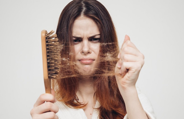 Rụng tóc không rõ nguyên nhân khiến bạn lo lắng?