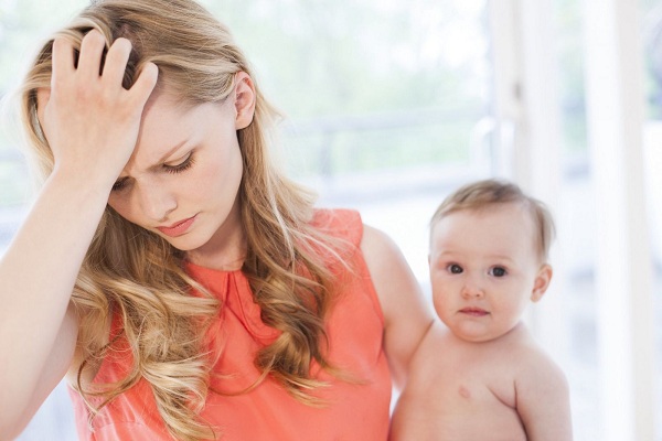 Nguyên nhân rụng tóc sau sinh phụ nữ cần biết