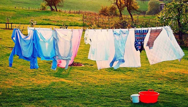 Phơi quần áo, chăn mền dưới trời nắng to giúp loại bỏ các tác nhân gây hại còn tồn tại