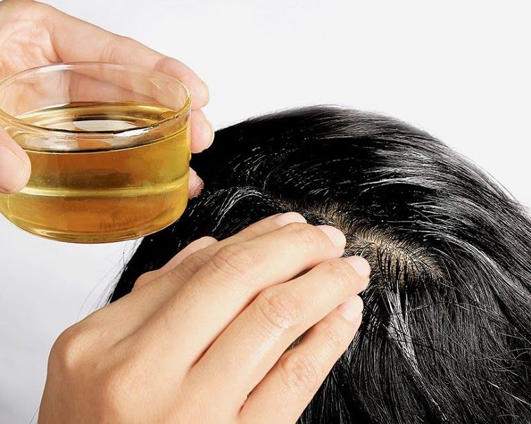 Ủ tóc bằng dầu dừa giúp tóc đen, óng mượt hơn 