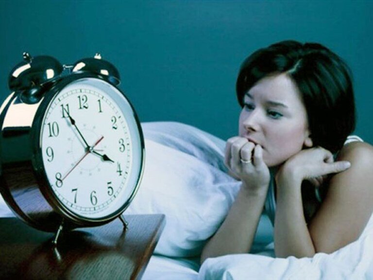 Mất ngủ là một trong những tác động thường gặp của tình trạng viêm khớp thái dương hàm.