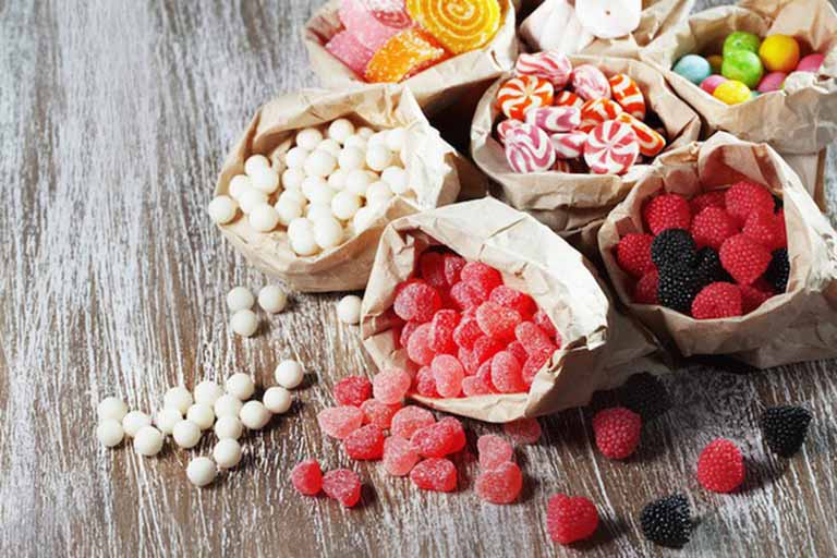 Thực phẩm chứa nhiều đường có tác động xấu đến xương khớp bạn nên hạn chế sử dụng