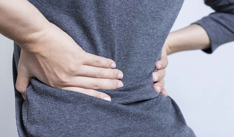 Viêm khớp cùng chậu gây đau nhức vùng thắt lưng khiến người bệnh cảm thấy khó chịu