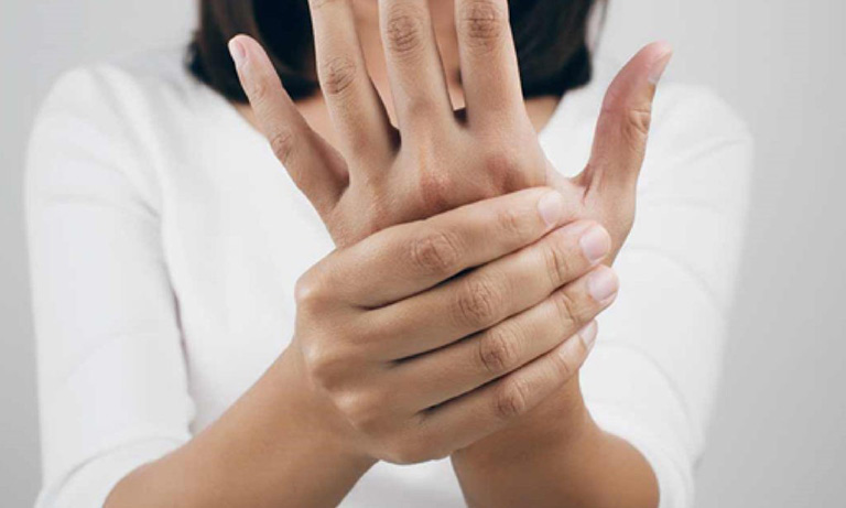 Viêm khớp phản ứng gây sưng các khớp ngón tay