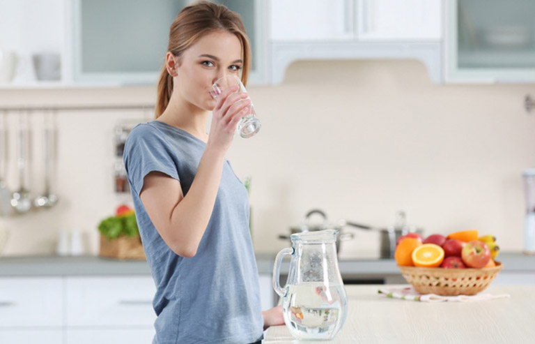 Uống từ 1,5 - 2 lít nước mỗi ngày giúp bổ sung độ ẩm cho da