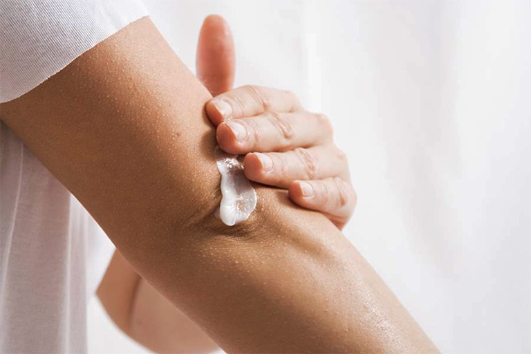 Trị nám da bằng kem dưỡng ẩm, kem bôi ngoài da hoặc thuốc bôi đặc trị