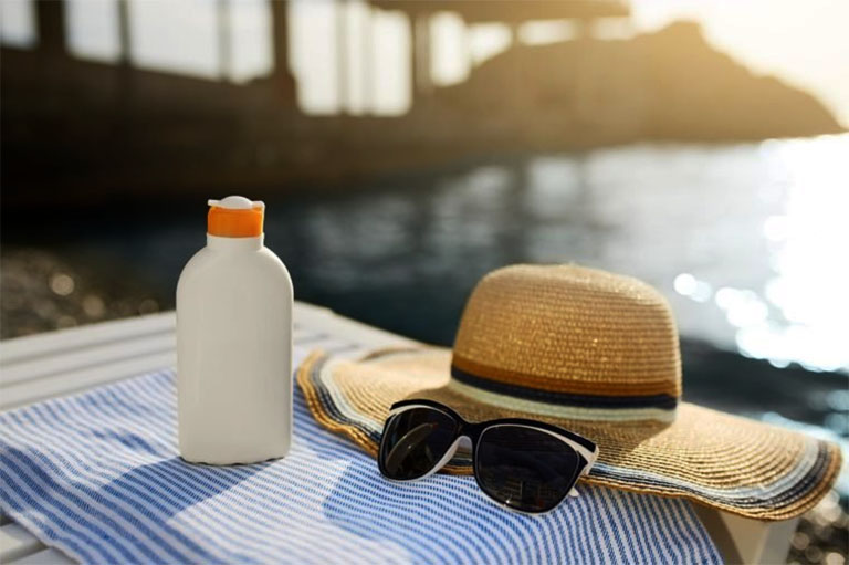 Bôi kem chống nắng và sử dụng một số vật dụng cần thiết trước khi đi ra ngoài trời nắng để phòng tránh tình trạng nám da