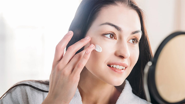 Sử dụng kem dưỡng ẩm, serum hoặc các sản phẩm đặc trị cho da mặt