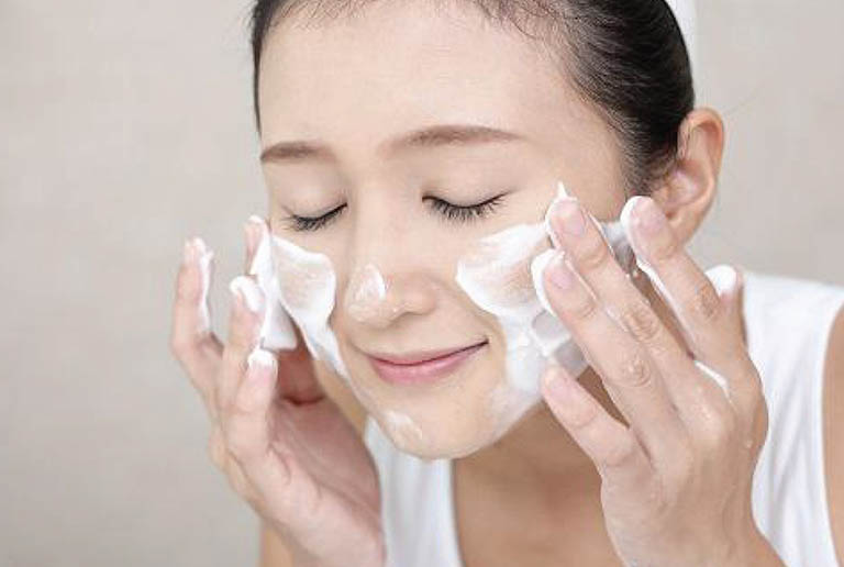 Làm sạch da bằng sữa rửa mặt thích hợp