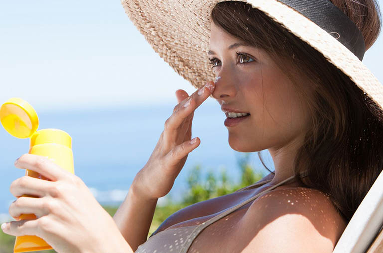 Chống nắng đầy đủ giúp bảo vệ da, giảm mụn, chống thâm, sạm và nám da