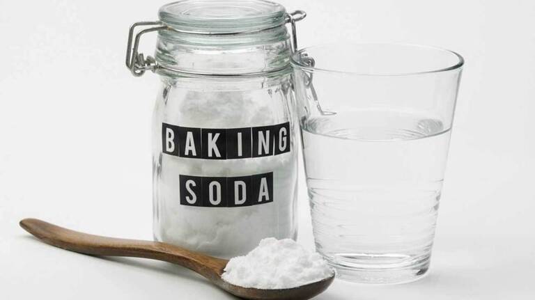Một trong những ứng dụng nổi bật của baking soda là làm nước súc miệng chữa ê buốt răng. Ngoài ra nó còn làm cho răng trắng sáng.
