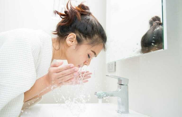 Rửa mặt quá nhiều lần trong ngày không khiến da bớt dầu nhờn mà ngược lại còn kích thích tuyến bã nhờn hoạt động nhiều hơn.