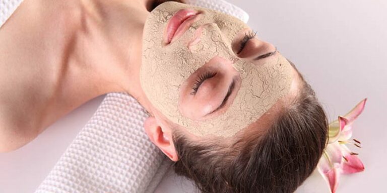 Đắp mặt nạ cám gạo là một cách hiệu quả để đẩy lùi quá trình lão hóa da.