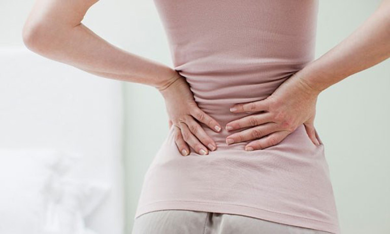 Đau lưng khi có kinh là tình trạng xảy ra khá phổ biến ở các chị em