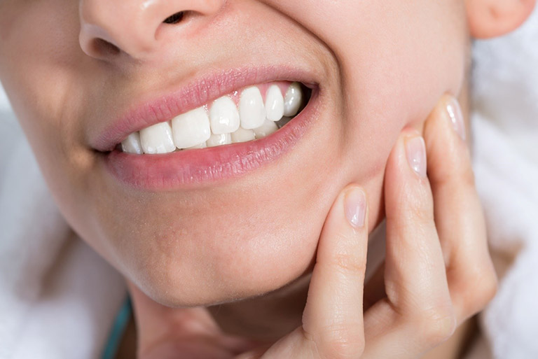 Đau nhức sau khi lấy tủy răng khiến người bệnh cảm thấy rất đau đớn và khó chịu