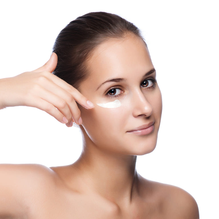 Bạn cần dùng kem mắt khi thực hiện các bước chăm sóc da để đẩy lùi tình trạng lão hóa da ở vị trí nhạy cảm này.