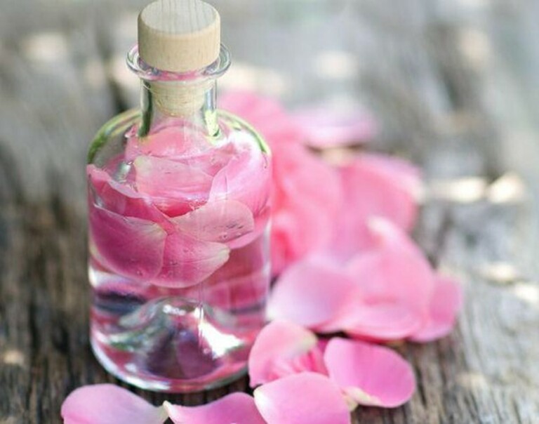 Nếu thuộc da dầu, bạn càng không được quên dùng nước hoa hồng khi thực hiện các bước chăm sóc da.