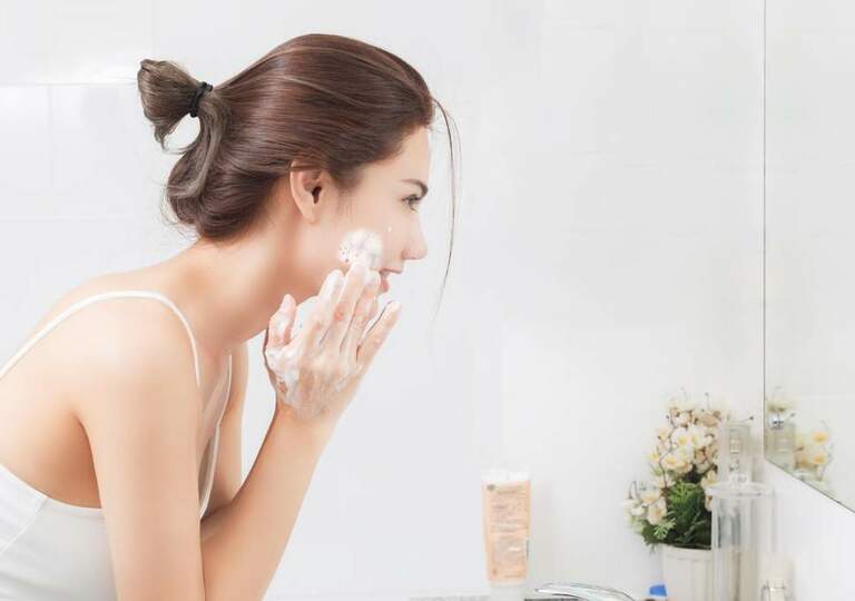 Dùng sữa rửa mặt sau khi tẩy trang để da được làm sạch hoàn toàn.