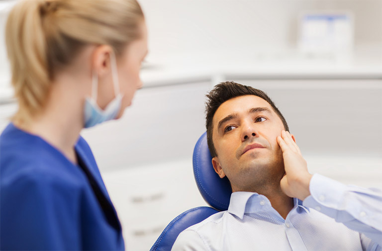 Tìm gặp nha sĩ nếu tình trạng ê buốt chân răng hàm dưới càng trở nên nghiêm trọng hơn