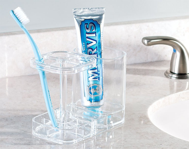 Sử dụng bàn chải đánh răng mềm, kem đánh răng chống ê buốt để cải thiện tình trạng ê buốt chan răng hàm dưới ngay tại nhà