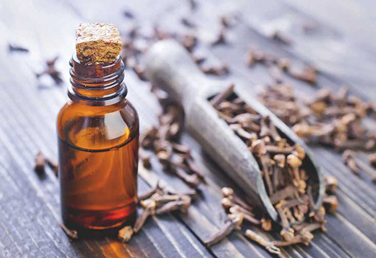 Hoạt chất eugenol trong dầu đinh hương có tác dụng gây tê và giảm đau hiệu quả