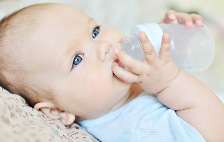 Hạn chế dùng bình sữa sau khi sinh để cải thiện tình trạng thiếu sữa