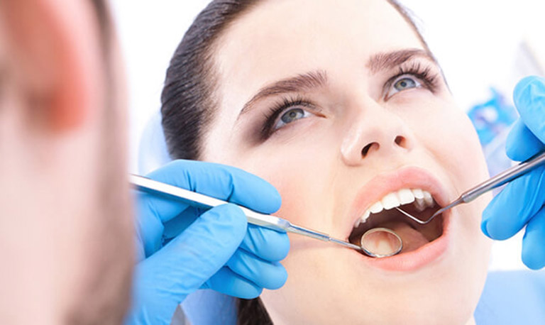 Đến gặp bác sĩ nha khoa tiến hành thăm khám và điều trị dứt điểm nguyên nhân gây đau răng