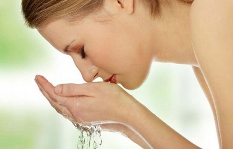 Làm sạch và dưỡng ẩm cho da sau sinh là yếu tố cơ bản đầu tiên để có một làn da đẹp.