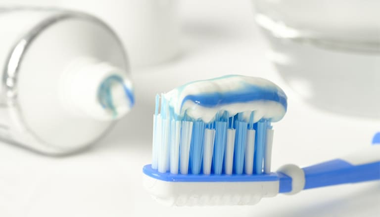 Lưu ý là bàn chải và kem đánh răng là một cách giúp bạn cải thiện hiệu quả giảm ê buốt răng khi áp dụng các cách điều trị theo kinh nghiệm dân gian.