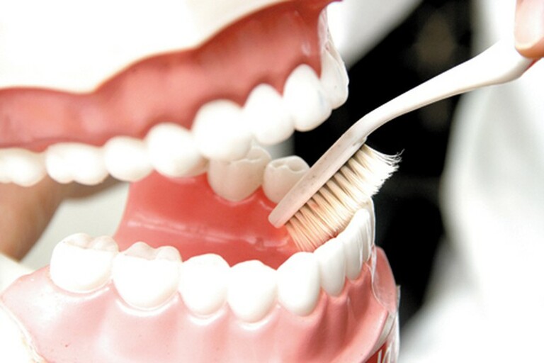 Vệ sinh răng miệng khi nướu bị teo nên kết hợp với kem đánh răng hoặc thuốc điều trị thích hợp.