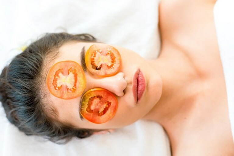 Cà chua kết hợp cùng sữa tươi không đường hỗ trợ chữa nám da hoặc tàn nhang.