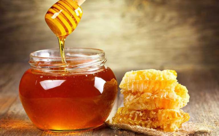 Mặt nạ mật ong và rau má giúp da sạch mụn và đẩy lùi quá trình lão hóa da.