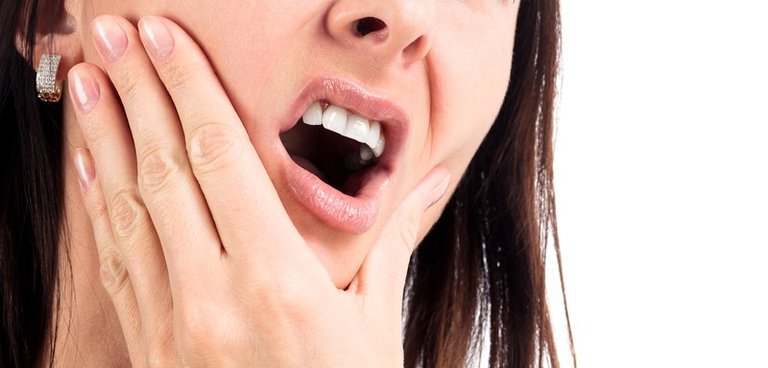 Nguyên nhân gây ê buốt răng có thể do nhiều yếu tố khác nhau tác động.