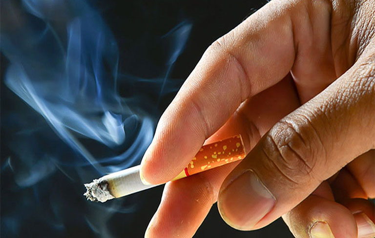 Hút thuốc lá là nguyên nhân phổ biến gây bệnh viêm thanh quản mãn tính