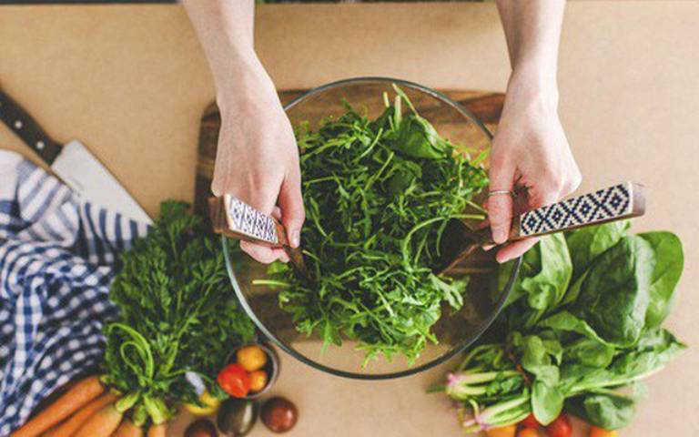 Một chế độ ăn uống hợp lý, tăng cường ăn nhiều rau xanh sẽ giúp bạn nhanh chóng đẩy lùi mụn