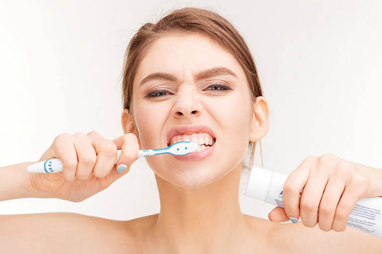 Chế độ chăm sóc chưa tốt sau khi hàn răng